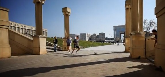 Du slalom dans une vidéo de Foot qui va buzzer !!!